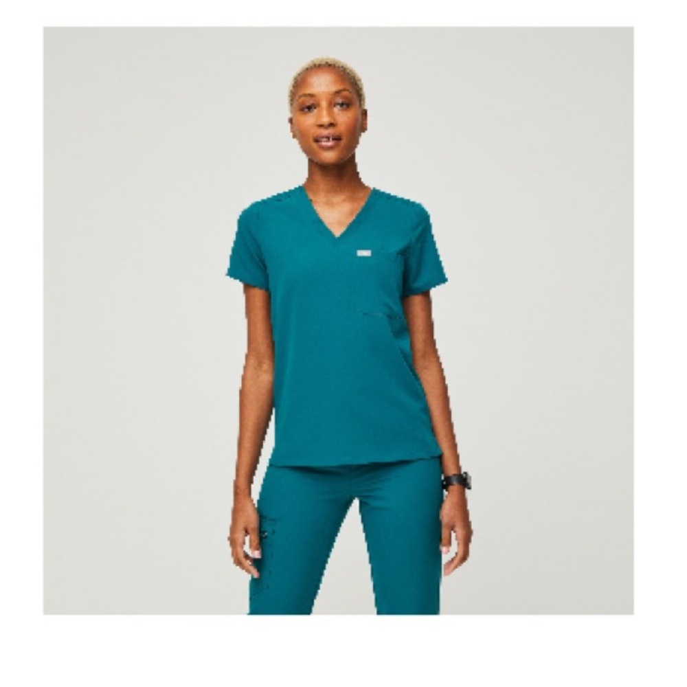 Figs Pacific Blue Catarina Scrub Top
Worn 2x and hung to dry. Perfect condition!